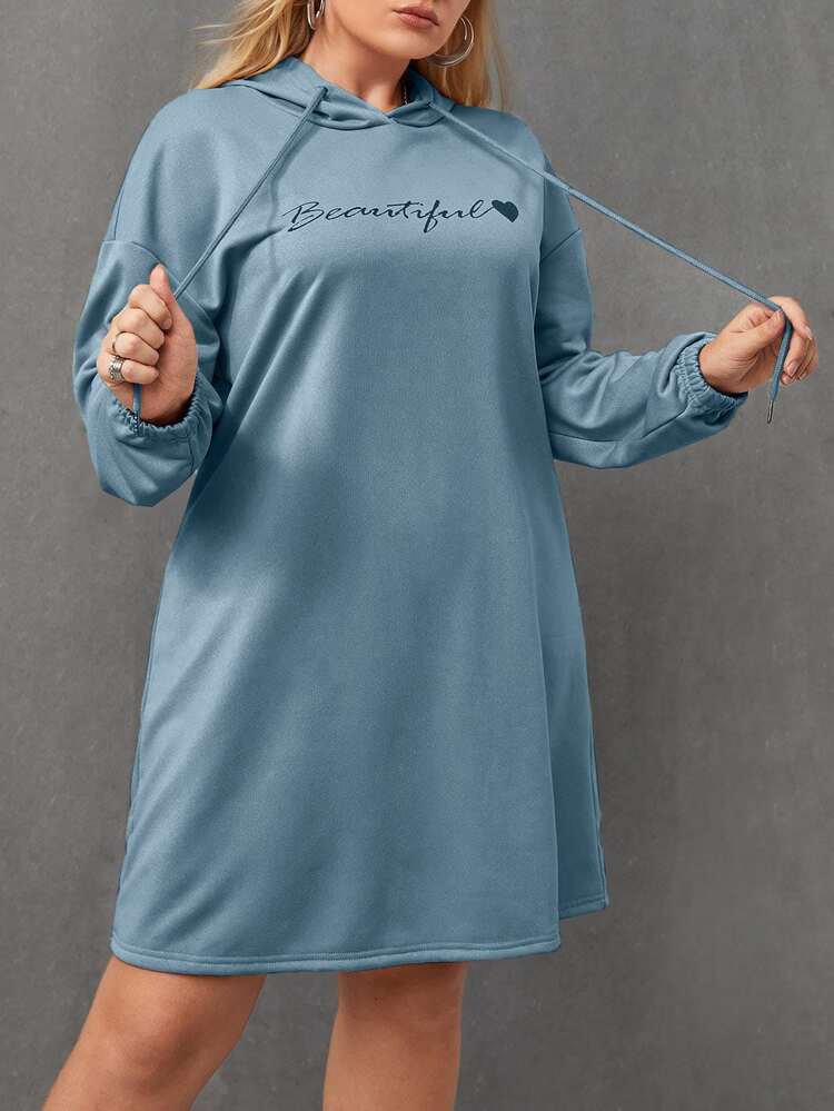 SHEIN LUNE Vestido sudadera con hombros caídos, cordón ajustable y estampado de letras y corazones para tallas grandes - Azul - Añade 4