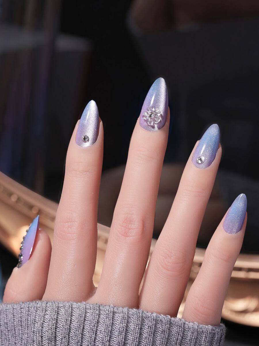 使用24入組長杏仁紫色閃光貓眼水鑽花卉裝飾假指甲和1入組指甲銼和1張膠帶立即升級您造型 - 紫色 - 查看 1