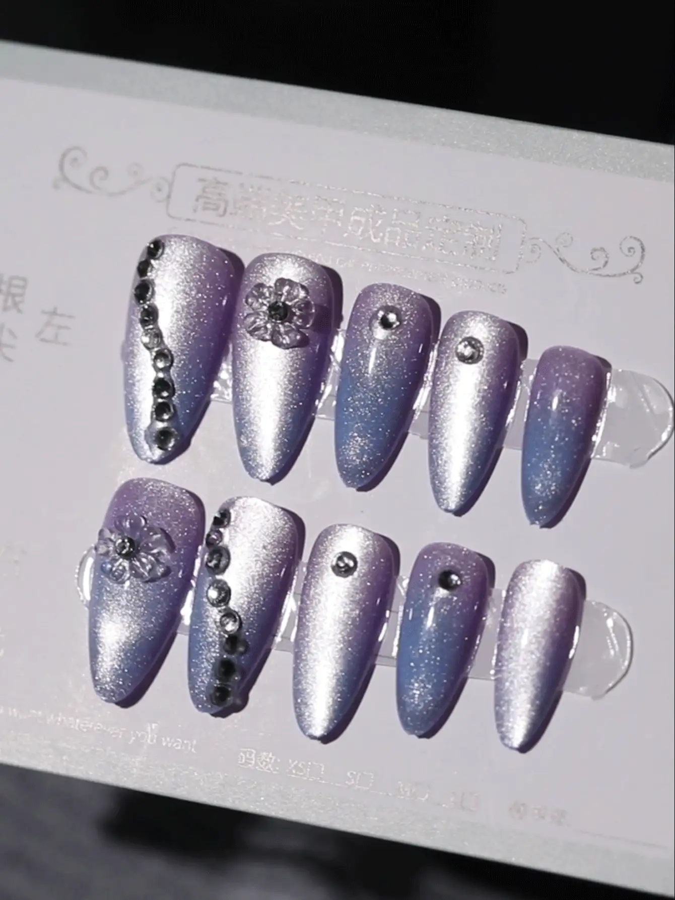 使用24入組長杏仁紫色閃光貓眼水鑽花卉裝飾假指甲和1入組指甲銼和1張膠帶立即升級您造型 - 紫色 - 查看 2