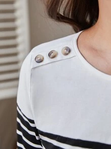 SHEIN Frenchy Camiseta de rayas con diseño de botón - Blanco y Negro - Ver 4