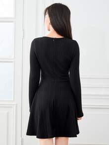 SHEIN Essnce 羅紋針織喇叭下擺洋裝 - 黑色 - 查看 2