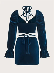 環鏈後綁帶荷葉袖短款絲絨上衣和開衩短裙