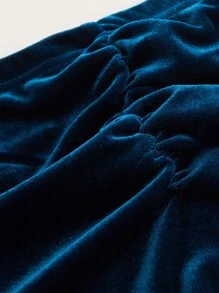 環鏈後綁帶荷葉袖短款絲絨上衣和開衩短裙