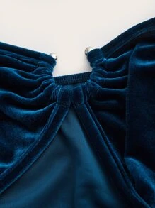 環鏈後綁帶荷葉袖短款絲絨上衣和開衩短裙