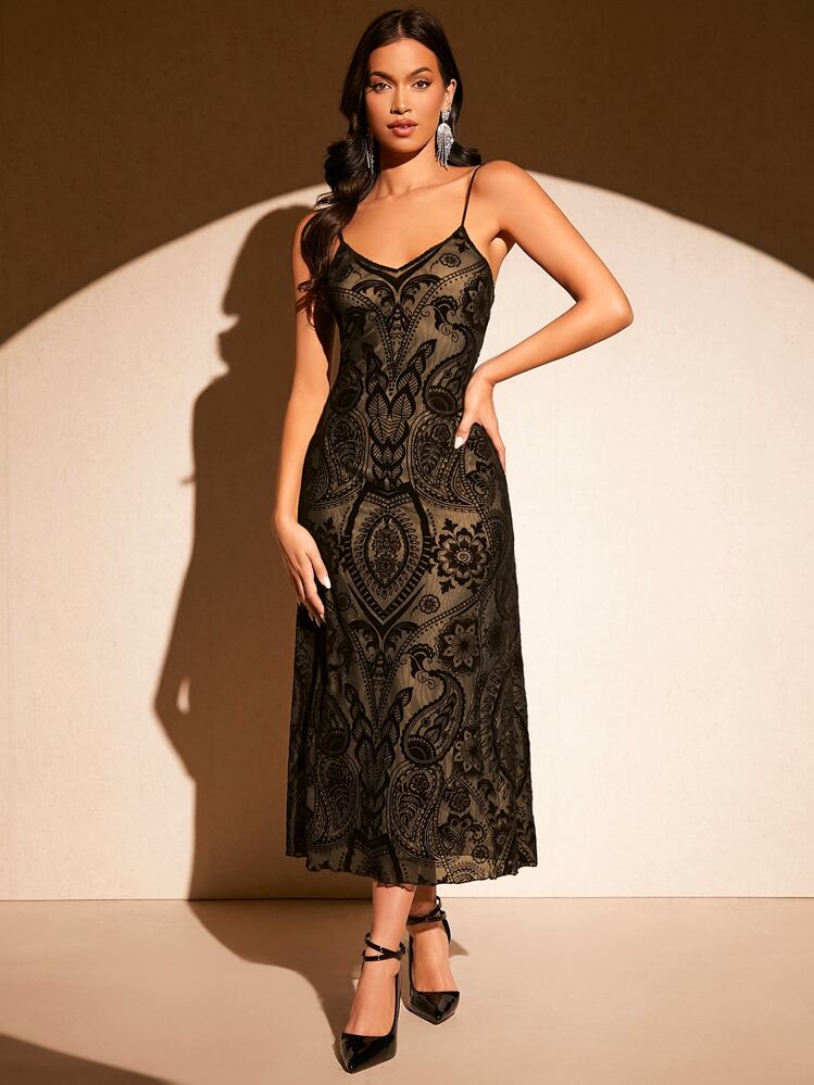 SHEIN Belle 佩斯利和花圖案植絨吊帶洋裝無手套 - 黑色 - 查看 1