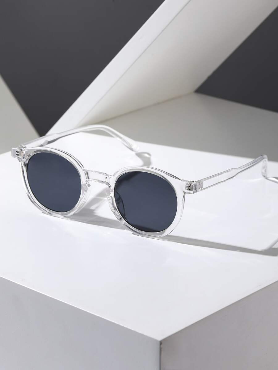 1 chiếc kính mắt nam gọng vuông, kiểu dáng đường phố sành điệu, mang hơi hướng tương lai, phù hợp cho các hoạt động ngoài trời, các cuộc hẹn, tiệc độc thân, phụ kiện đi biển. - Màu Xám nhạt - Xem 1