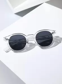 1 chiếc kính mắt nam gọng vuông, kiểu dáng đường phố sành điệu, mang hơi hướng tương lai, phù hợp cho các hoạt động ngoài trời, các cuộc hẹn, tiệc độc thân, phụ kiện đi biển. - Màu Xám nhạt - Xem 2