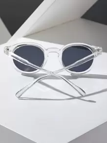 1 chiếc kính mắt nam gọng vuông, kiểu dáng đường phố sành điệu, mang hơi hướng tương lai, phù hợp cho các hoạt động ngoài trời, các cuộc hẹn, tiệc độc thân, phụ kiện đi biển. - Màu Xám nhạt - Xem 4