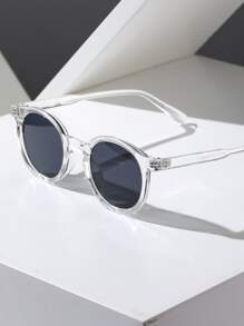 1 chiếc kính mắt nam gọng vuông, kiểu dáng đường phố sành điệu, mang hơi hướng tương lai, phù hợp cho các hoạt động ngoài trời, các cuộc hẹn, tiệc độc thân, phụ kiện đi biển. - Màu Xám nhạt - Xem 5