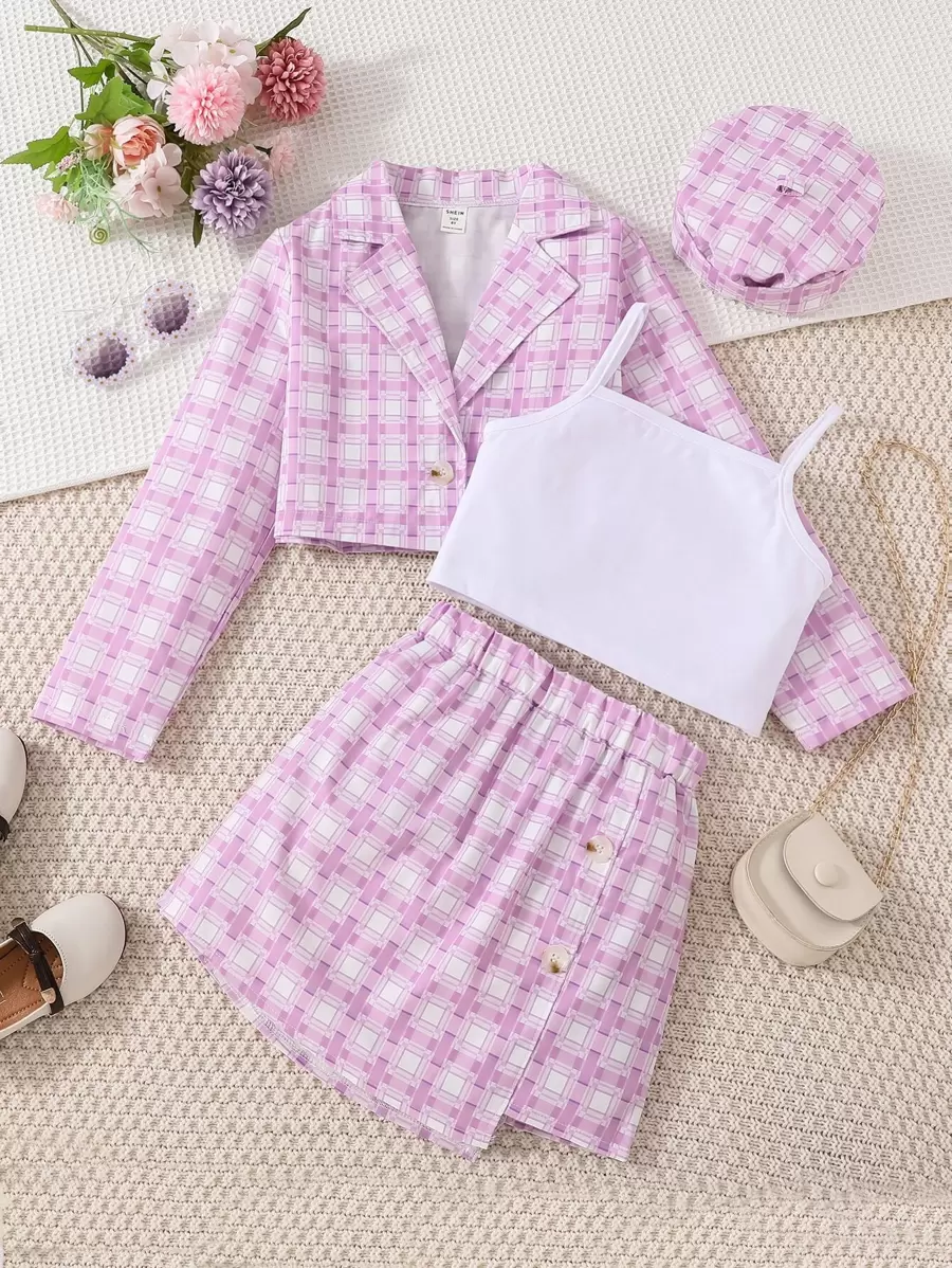 女孩素色吊帶上衣和格紋印花西裝外套和裙子