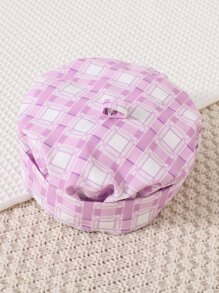 女孩素色吊帶上衣和格紋印花西裝外套和裙子