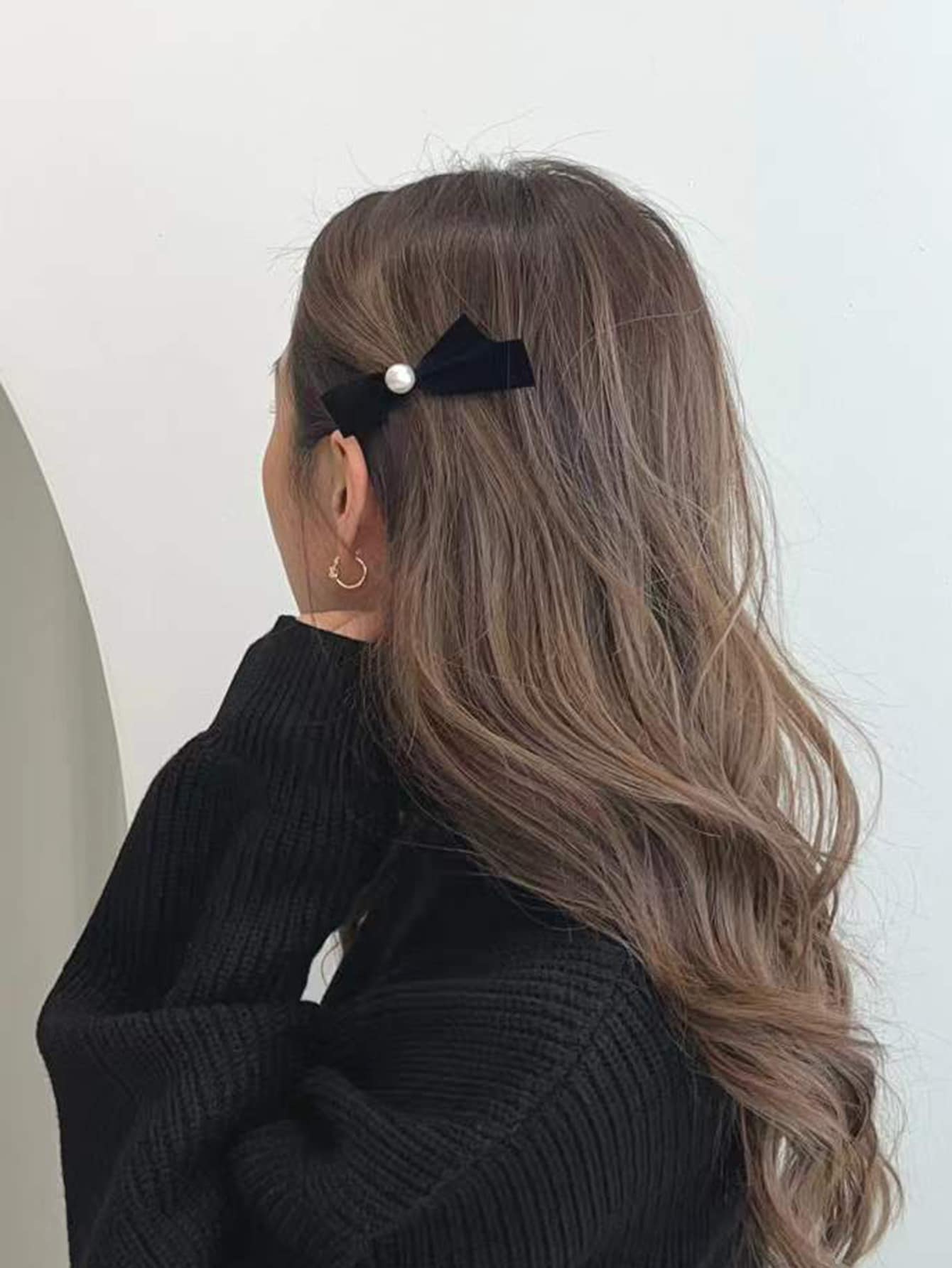 件女士天鵝絨蝴蝶結和珍珠裝飾髮飾，優雅，復古，可愛，適合日常佩戴 - 黑色 - 查看 1
