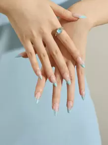 使用24入組長杏仁藍法式閃光假指甲和1入組指甲銼和1張膠帶升級您造型