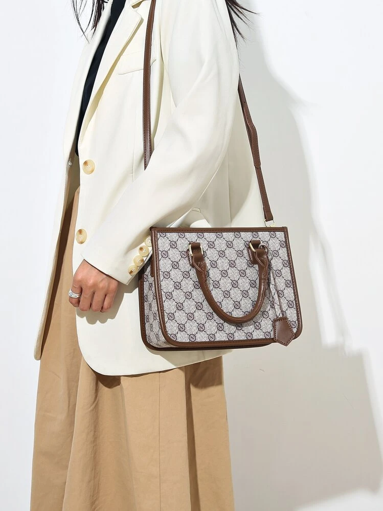 Bolsa cuadrada con patrón geométrico unido en contraste con accesorio de bolso - Multicolor - Añade 2