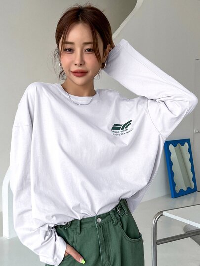 DAZY スローガングラフィック ドロップショルダーTシャツ
