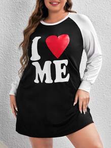 Vestido para dormir con estampado de corazón y letra en contraste de manga raglán - Blanco y Negro - Ver 1