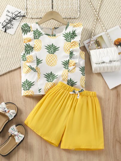 توب بأطراف مكشكشة وطباعة أناناس مع شورت طفلة صغيرة