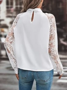 SHEIN Clasi Blusa de cuello con abertura de ojo con encaje en contraste de manga raglán