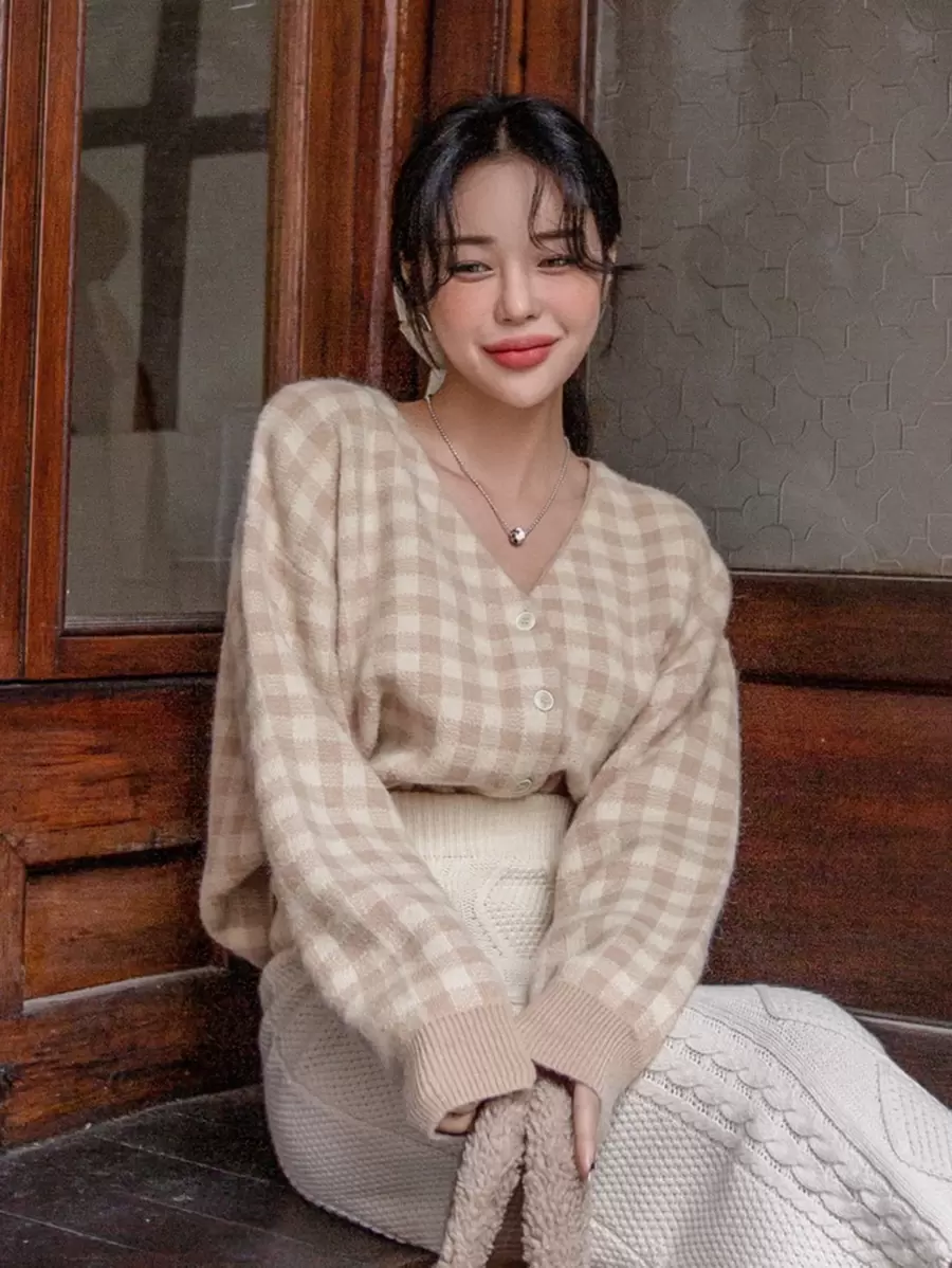 DAZY Áo len cardigan trễ vai họa tiết Gingham - Nhiều màu - Xem 1