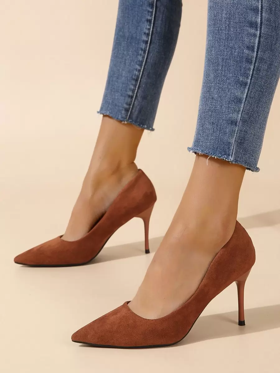 Giày cao gót nữ màu đỏ gỉ thanh lịch, chất liệu giả da lộn, gót mỏng, kiểu dáng trang nhã.