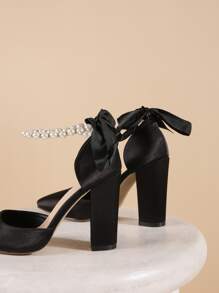 Zapatos de tacón con tira de tobillo de satén, decorados con perlas falsas y lazos, elegantes, para el otoño/invierno 2025, Día de San Valentín