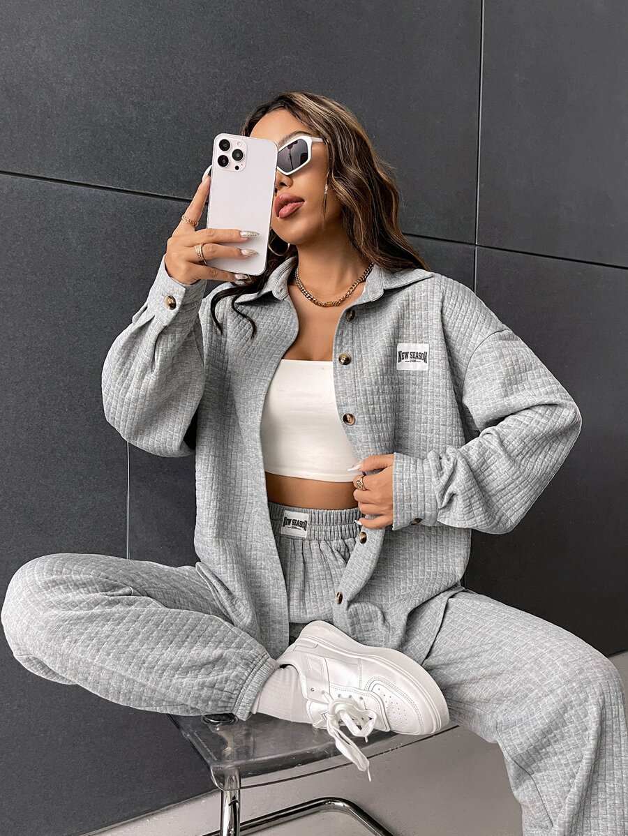 SHEIN EZwear Bộ đồ hai mảnh nữ Nút Đắp vá Lá thư Giải trí - Màu Xám nhạt - Xem 1