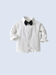 小男童前蝴蝶結襯衫和格紋馬甲西裝外套和褲子