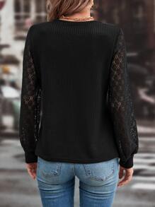 SHEIN LUNE Top con encaje en contraste con diseño de botón de manga obispo - Negro - Ver 2