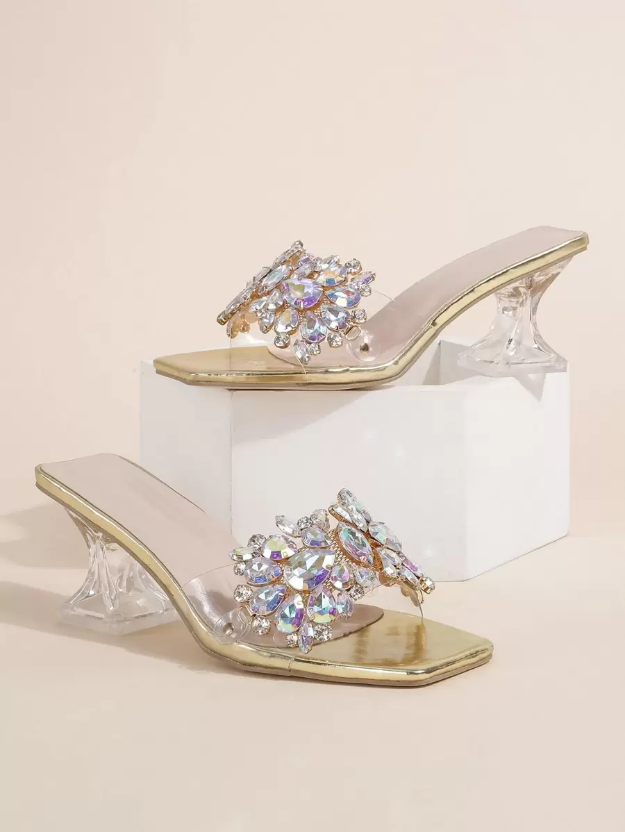 Giày sandal đế bệt cao gót trong suốt đính đá quý, kiểu dáng điêu khắc, thích hợp cho mùa xuân/hè. Sandal cao gót màu vàng kim dành cho nữ với chi tiết đá quý và gót giày độc đáo.