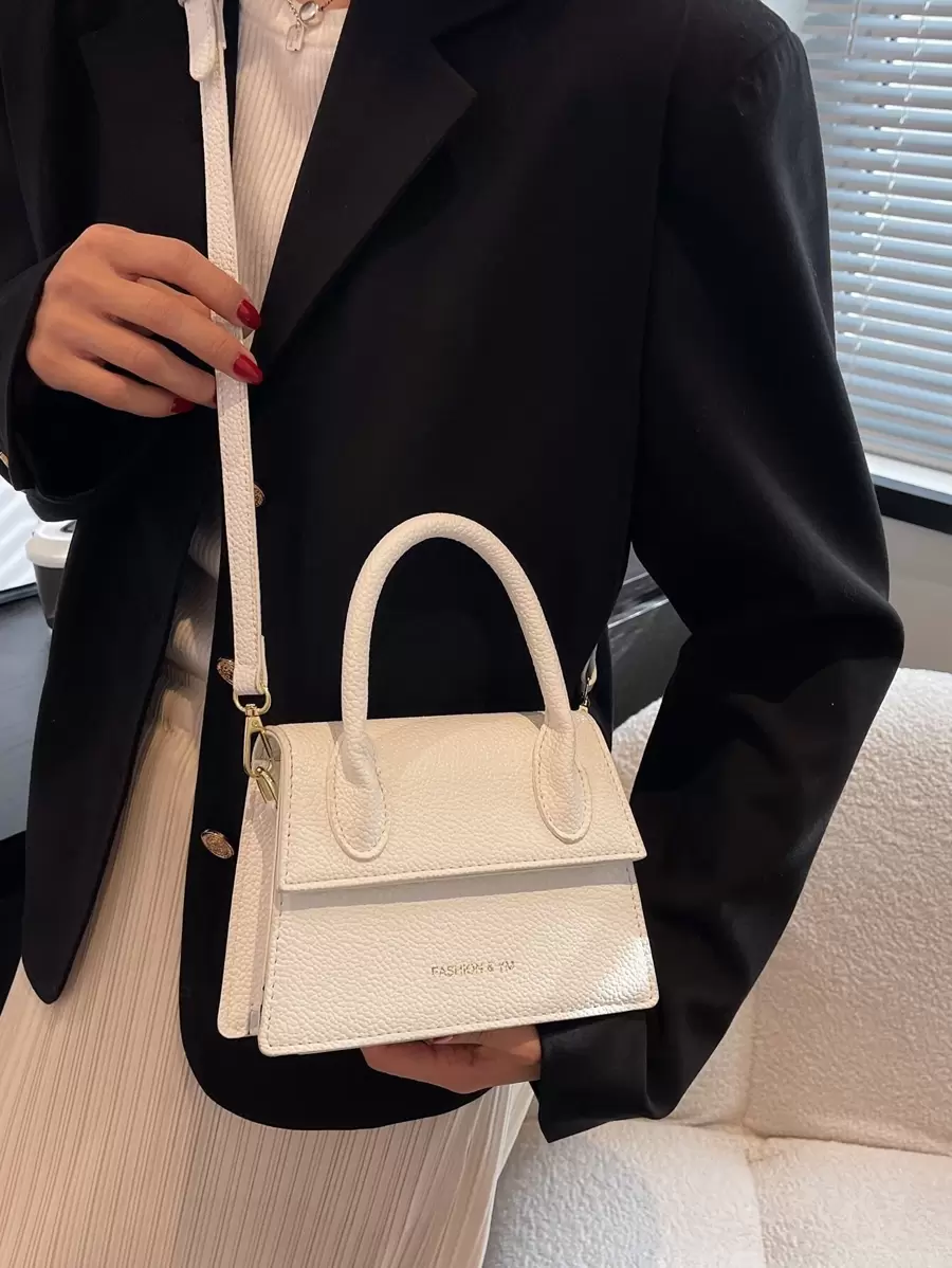 Geantă pătrată cu clapă cu litere grafică Mini geantă de umăr pătrată Poșetă cu clapetă din piele artificială la modă Geantă crossbody pentru femei cu farmec pentru geantă Cele mai bune cadouri personalizate pentru femei, mame și prietene - alb - Vizualizare 1