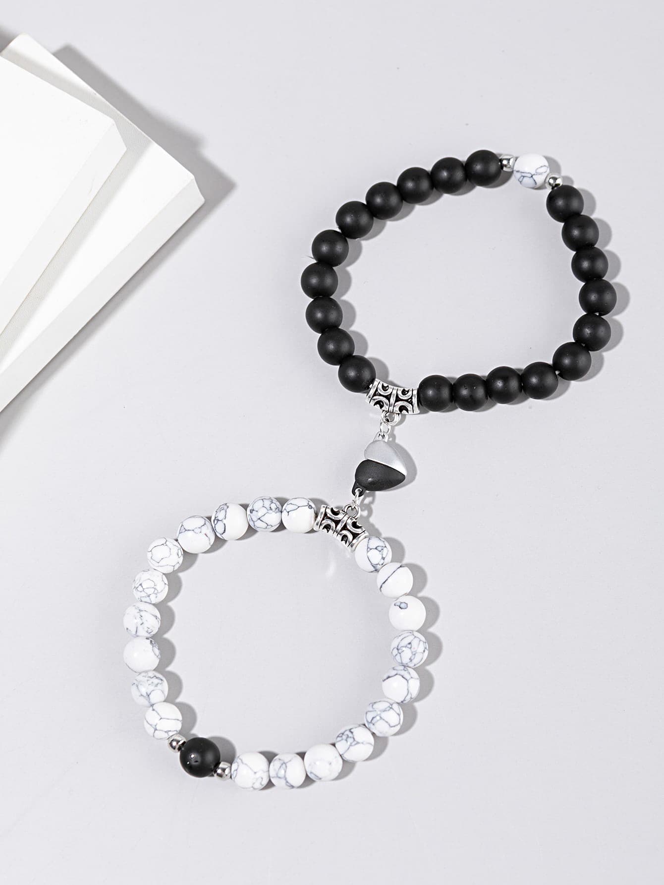 2 piezas Pulsera con cuenta pareja magnético con adorno de corazón - Blanco y Negro - Ver 1