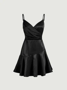 SHEIN MOD Vestido de tirantes de cuello cruzado fruncido bajo con fruncido de satén - Negro - Ver 1