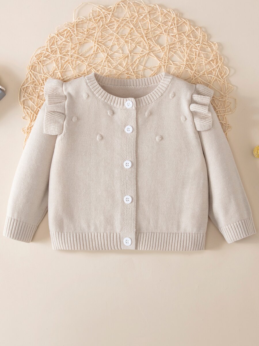 SHEIN 秋冬季新款针织开衫毛衣，专为女童打造。独特的波浪蕾丝装饰设计，尽显女孩们独特的时尚品味。灰色调清新自然，可与T恤、背心、吊带裙、A字裙、连衣裙等多种服饰轻松搭配。羊毛面料温暖舒适。开襟设计方便穿脱，兼具实用性和时尚感。这款别致的开衫毛衣将为小女孩们的日常穿搭增添亮点，展现她们独特的个性魅力。无论是家庭聚会、派对、户外活动，还是万圣节、圣诞节等节日庆典，它都是理想之选。同时，它也适合的时尚穿搭。是时尚女孩的必备单品。 - 杏色 - 查看 1