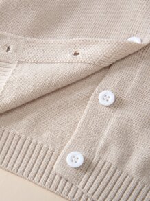 SHEIN 秋冬季新款针织开衫毛衣，专为女童打造。独特的波浪蕾丝装饰设计，尽显女孩们独特的时尚品味。灰色调清新自然，可与T恤、背心、吊带裙、A字裙、连衣裙等多种服饰轻松搭配。羊毛面料温暖舒适。开襟设计方便穿脱，兼具实用性和时尚感。这款别致的开衫毛衣将为小女孩们的日常穿搭增添亮点，展现她们独特的个性魅力。无论是家庭聚会、派对、户外活动，还是万圣节、圣诞节等节日庆典，它都是理想之选。同时，它也适合的时尚穿搭。是时尚女孩的必备单品。 - 杏色 - 查看 4