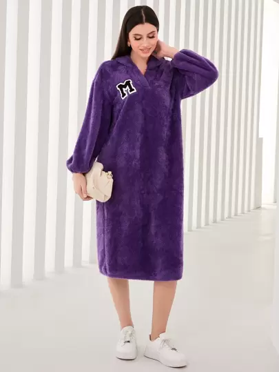 Seusyu 字母貼布落肩袖毛絨帽衫連衣裙