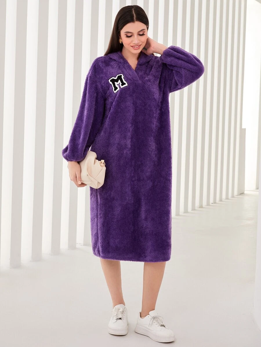 Seusyu 字母貼布落肩袖毛絨帽衫連衣裙 - 紫羅蘭色 - 查看 1
