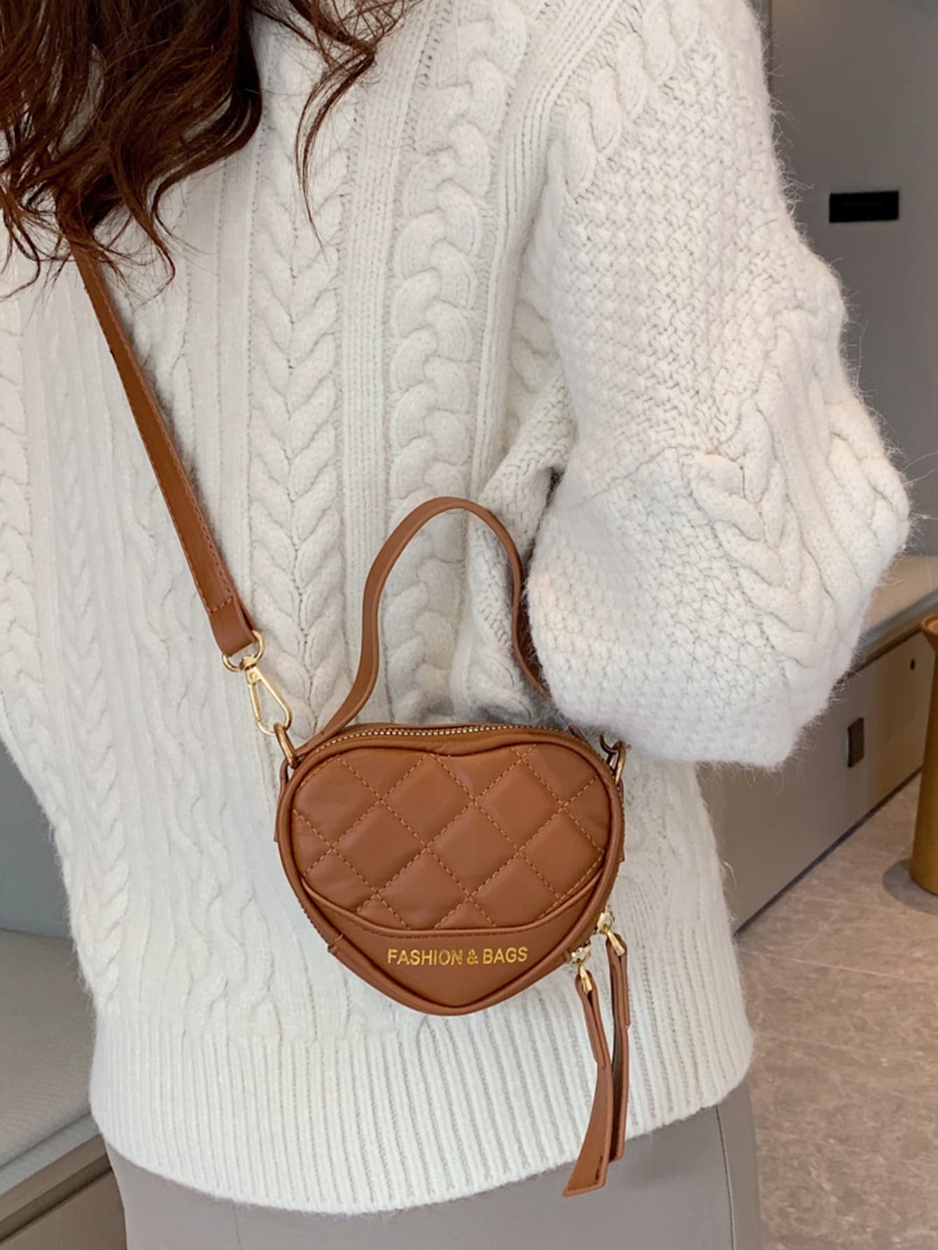 迷你字母圖案衍縫愛心設計異形包 - 棕色 - 查看 1