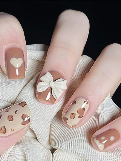 24入組短方形豹紋蝴蝶結心形全覆式假指甲，供女性和女孩即時升級外觀，附1pc指甲銼和1片膠帶壓指甲，指甲用品