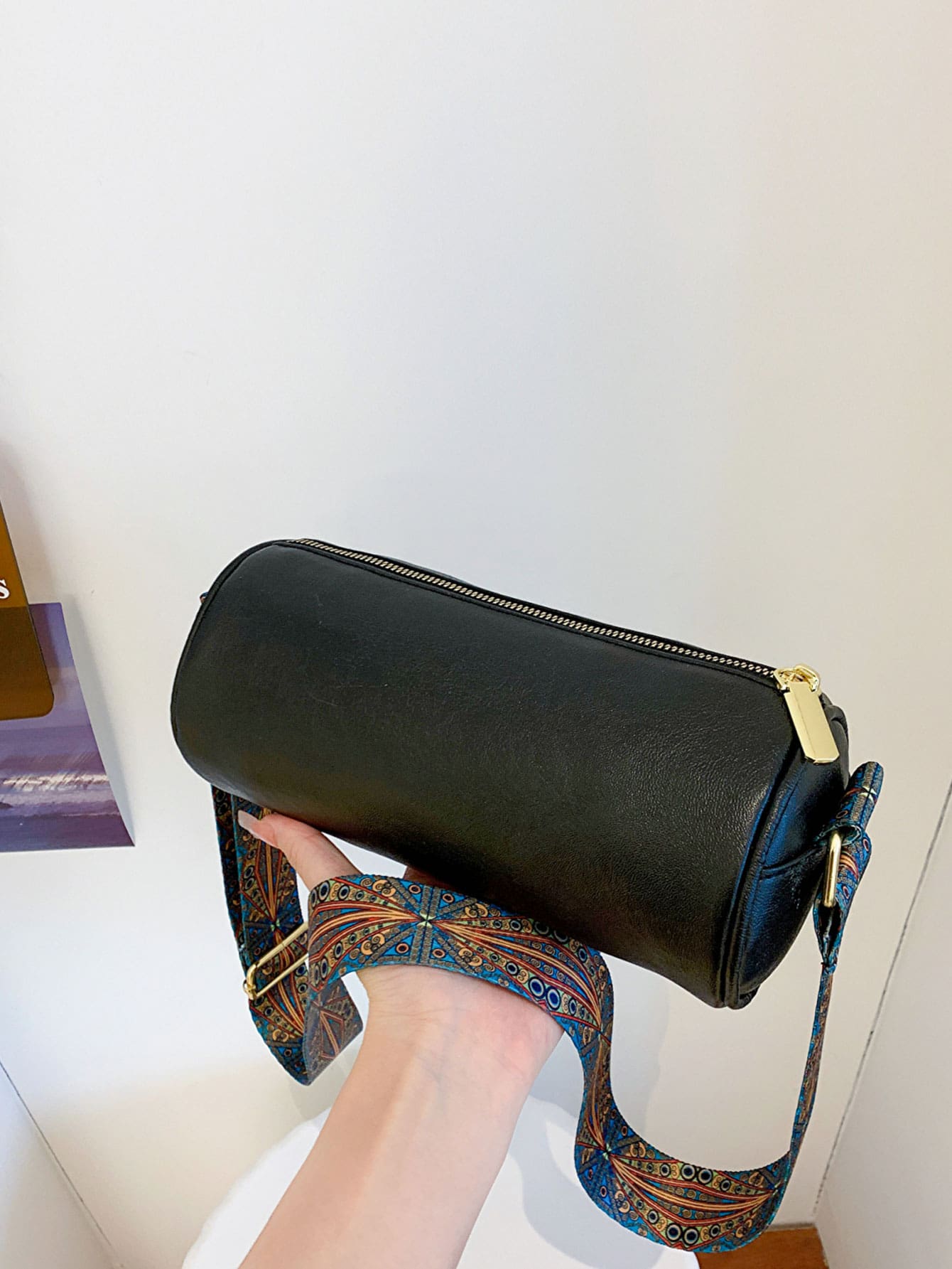 流行風格圓筒造型復古斜挎包,圓形桶波西m亞別緻郵差包,素色肩帶托特包帶圖案,時尚和簡約風,合適的適用於日常通勤和單肩包 - 黑色 - 查看 1