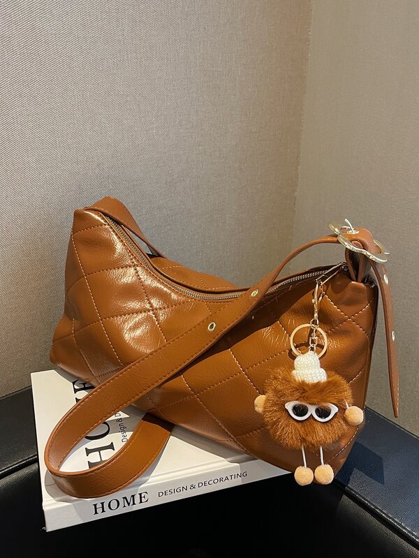 حقيبة هوبو شكل معين مبطن مع كرات مخملية حلية