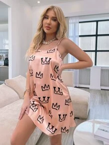 皇冠和心形印花緞面吊帶睡裙