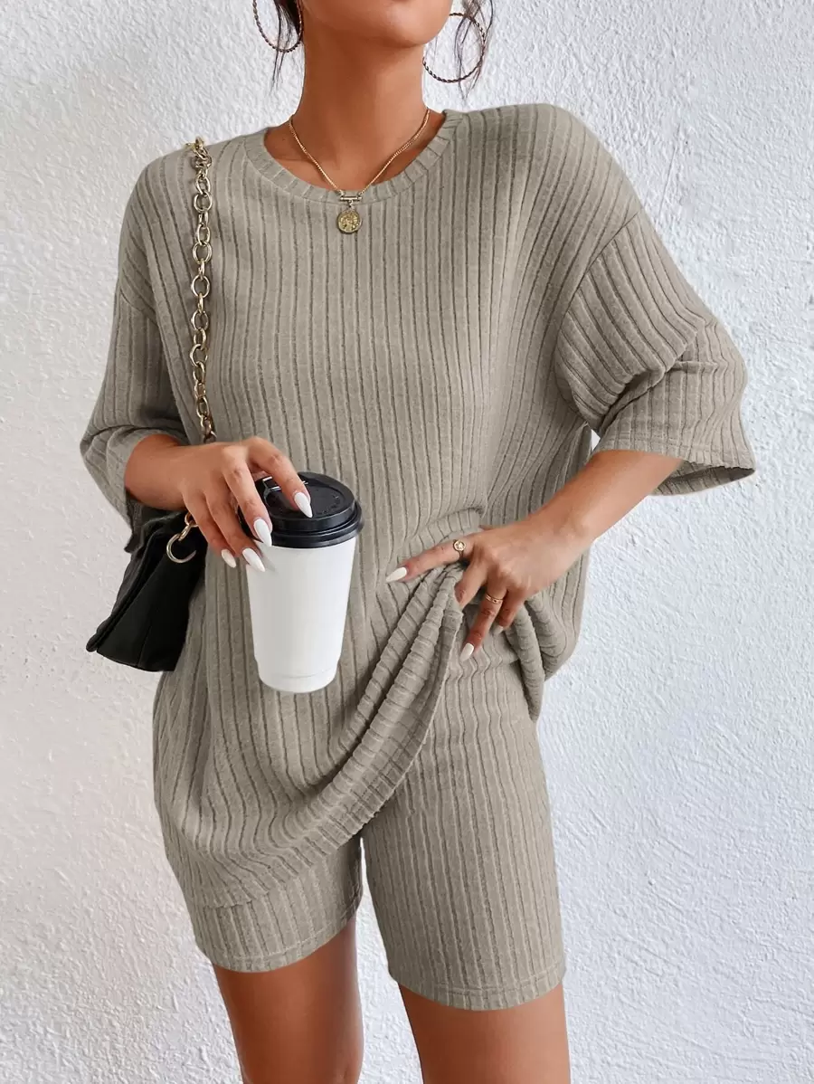 SHEIN Frenchy Shorts biker con camiseta de hombros caídos tejido de canalé - Caqui - Ver 1