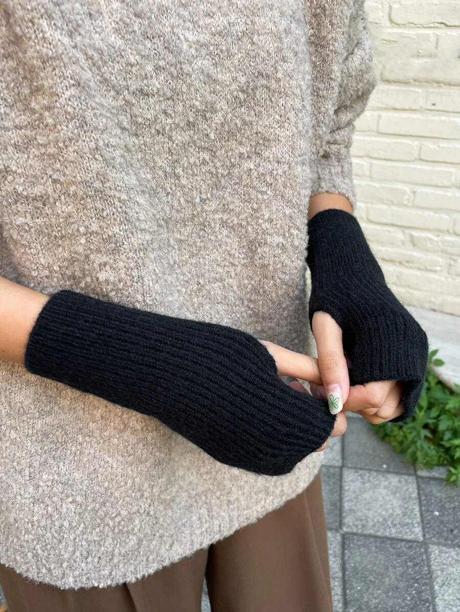 DAZY Minimalist Solid Gloves - Black - View 1