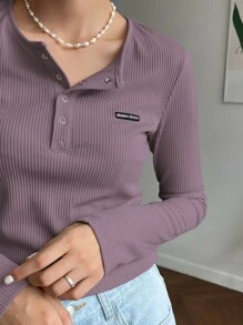 DAZY 字母贴片细节半纽扣T恤，秋装 - 淺灰紫 - 查看 3