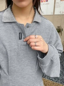 DAZY Đầm cổ polo trễ vai đính chữ có chi tiết - Màu Xám nhạt - Xem 3