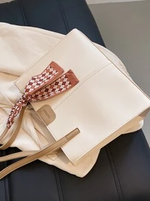 字母貼布和絲巾裝飾方包