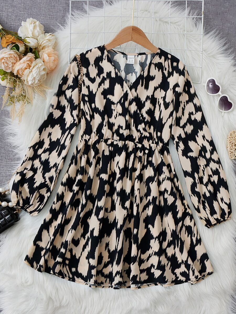 SHEIN Leap Crew Tween 女童休闲全身印花 V 领长袖收腰短裙，秋冬 - 彩色 - 查看 1