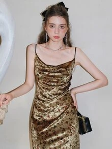 滿版印花前垂褶絲絨吊帶連衣裙 - 棕色 - 查看 5