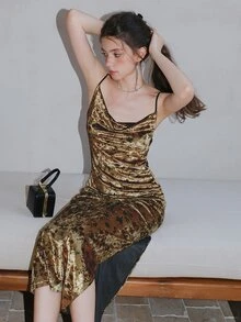 滿版印花前垂褶絲絨吊帶連衣裙 - 棕色 - 查看 6