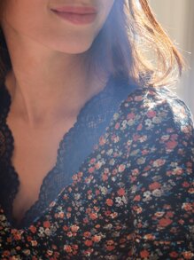 SHEIN Frenchy Lace Trim V Neck Tee - Multicolor - View 4